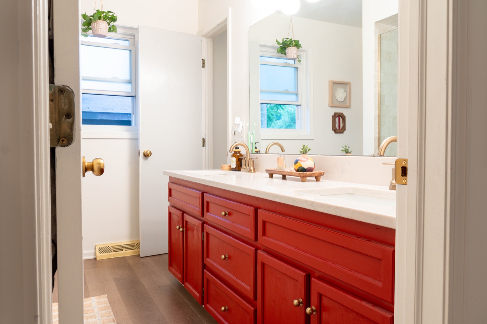 Clean bright full bathroom